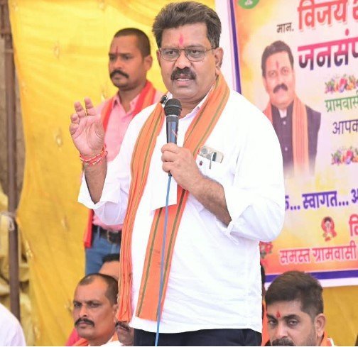 उपमुख्यमंत्री श्री विजय शर्मा ने ग्राम लोहझरी में ग्रामीणों के बीच बैठकर किया सीधा संवाद’