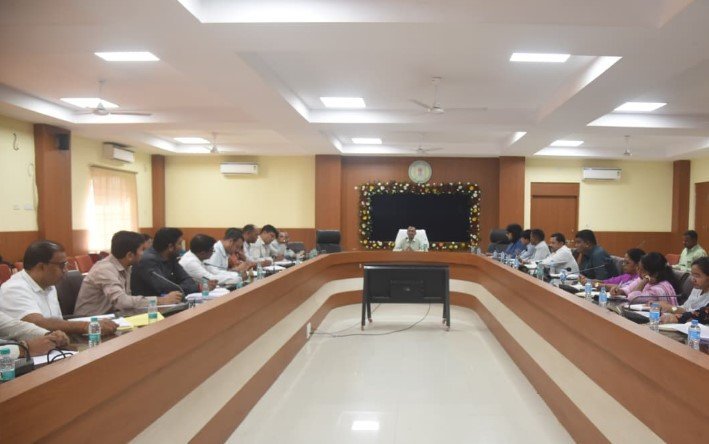 कलेक्टर श्री अजीत वसंत ने राजस्व अधिकारियों की ली समीक्षा बैठक
