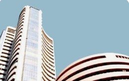 शेयर बाजार में आज भारी गिरावट, सेंसेक्स 900 अंक फिसला, जानें क्या है वजह